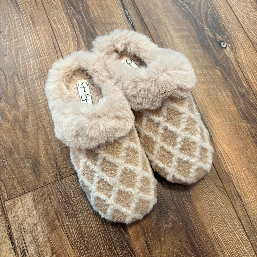NWOT Cozy Faux Fur Slippers Sz L